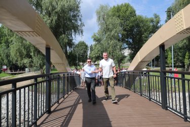 Фото 2 — 600 тисяч євро від Вільнюса: на Оболоні відкрили сквер та новий пішохідний міст