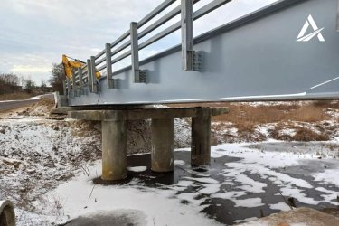 Фото 5 — На Чернігівщині встановили перший модульний міст з переданих із Франції