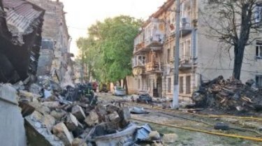 Фото 4 — Росіяни пошкодили обстрілами Софійський собор у Києві та Одеську кіностудію (ФОТО)