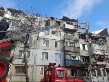 Фото 6 — Армия РФ ударила ракетами по Покровску: повреждена многоэтажка (ФОТО)