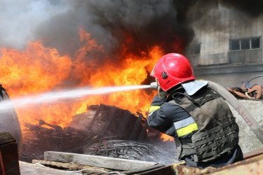 Фото 2 — РФ обстріляла з РСЗО чотири підприємства Харкова, зокрема кабельний завод: є поранені (ФОТО, ВІДЕО)