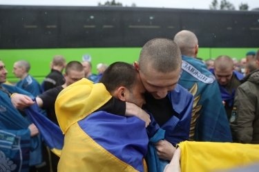 Фото 2 — Украина вернула домой из плена 205 военных и гражданских (ФОТО)