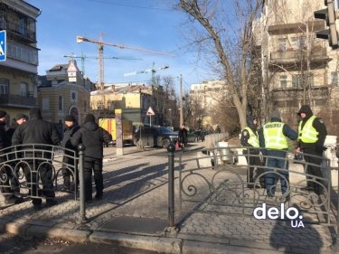 Фото 5 — На Банковой малый бизнес распродает свою продукцию из-за "драконовских" законов (ФОТО)