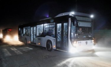 Фото 3 — З території "Азовсталі" виїхали автобуси з українськими військовими