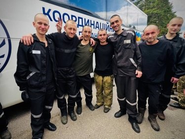Фото 6 — В День Независимости состоялся обмен пленными: домой вернули военных и гражданских (ФОТО)