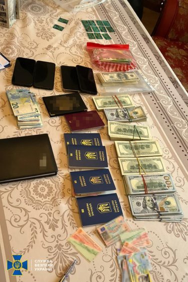 Фото 5 — За "услуги" просили до $9 тыс.: СБУ ликвидировала 5 новых схем для выезда военнообязанных за границу (ФОТО)