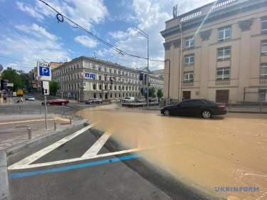 Фото 7 — Улицу в центре Киева залило грязной горячей водой (ФОТО, ВИДЕО)