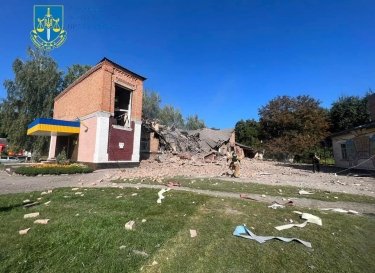 Фото 5 — Россияне ударом дрона разрушили школу в Ромнах: погибли директор и трое сотрудников (ФОТО, ВИДЕО)