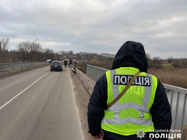 Фото 12 — В Николаевской области автомобиль вылетел с моста в реку: погибли пять человек (ФОТО)