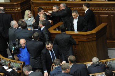 Фото 4 — Чем запомнилась первая сессия новой Рады: блокирование трибуны и один принятый закон