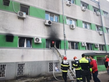 Фото 3 — В Румынии из-за пожара в больнице погибли девять пациентов с Covid-19