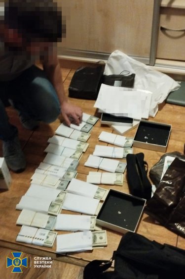 Фото 3 — СБУ та НАБУ провели масові обшуки у Запорізькій мерії та ОВА через розкрадання гумдопомоги: що знайшли