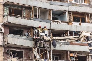 Фото 8 — В Днепре продолжаются поиски еще 25 жителей разрушенного российской ракетой дома (ФОТО)