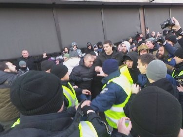 Фото 8 — Столкновения под Радой: противники рынка земли устроили потасовку с полицией (ФОТО, ВИДЕО)