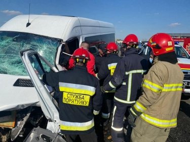 Фото 17 — На окружной Ровно микроавтобус влетел в легковушку: погибло двое, включая младенца (ФОТО)