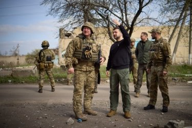 Фото 4 — Зеленський приїхав на передову у Донецьку область та нагородив захисників (ФОТО, ВІДЕО)