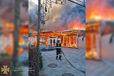 Фото 4 — В Каменском серьезный пожар на рынке: сгорели магазины, ломбард и кафе (ФОТО, ВИДЕО)