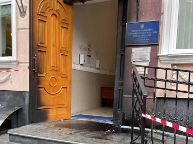 Фото 2 — В Киеве будут судить поджигателя дверей офиса омбудсмена и Верховного суда