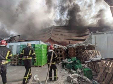 Фото 5 — В Киеве произошел крупный пожар на складе транспортной компании (ФОТО)