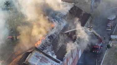 Фото 22 — В Одессе произошел масштабный пожар в здании завода сельхозмашин (ФОТО, ВИДЕО)