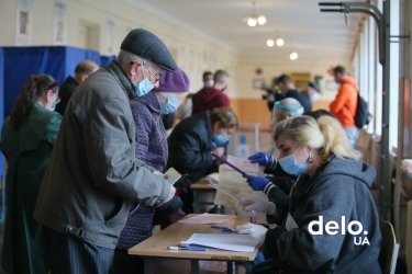 Фото 4 — День выборов: как Украина голосует во время пандемии (ФОТОРЕПОРТАЖ)
