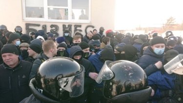 Фото 6 — Во Львове "Нацкорпус" устроил столкновения с полицией на предприятии Козака (ФОТО, ВИДЕО)