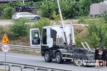 Фото 2 — На трасі Київ - Одеса на проїжджу частину обвалився міст: рух тимчасово перекрили