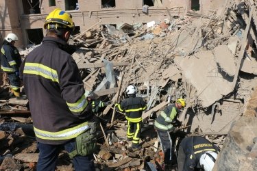 Фото 4 — Число погибших в результате российского удара по общежитию в Харькове возросло до 12