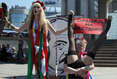 Фото 3 — В Беларуси исчезли активистки FEMEN во время антилукашенковского митинга