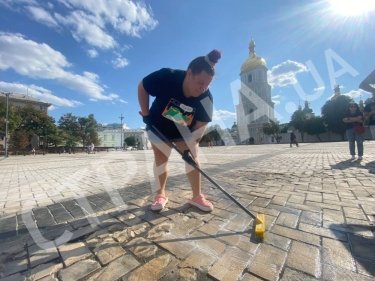 Фото 4 — Alyona Alyona пришла на Софийскую площадь отмывать следы от дрифта (ВИДЕО)
