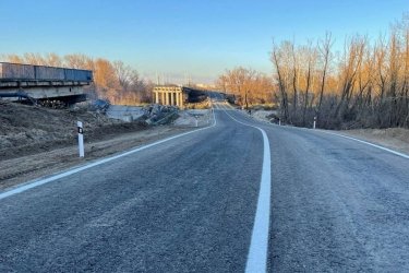 Фото 8 — В Ізюмі облаштували переправу через Сіверський Донець в обхід зруйнованого мосту (ФОТО)
