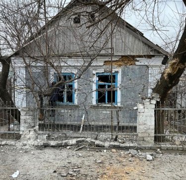 Фото 2 — Из-за российских обстрелов в Чернобаевке повреждены электролинии и газопровод (ФОТО)