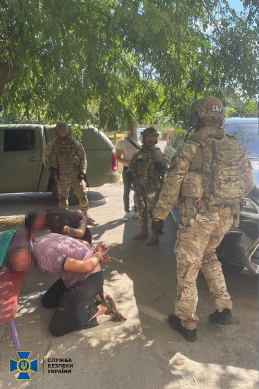 Фото 3 — В Житомирской области задержали восемь членов банды рэкетиров: "попались" из-за угроз военному (ФОТО, ВИДЕО)