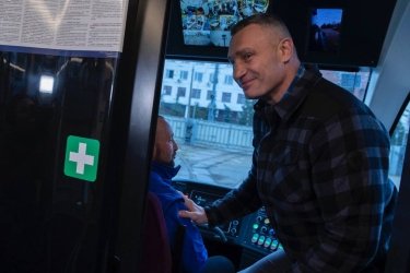 Фото 8 — У Києві на маршрути вийшли нові трамваї та автобуси: де курсуватимуть та як виглядають (ФОТО)