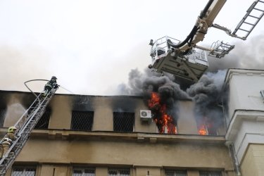 Фото 4 — Очередной обстрел Харькова вызвал пять пожаров: спасатели показали тушение крупнейшего (ФОТО, ВИДЕО)