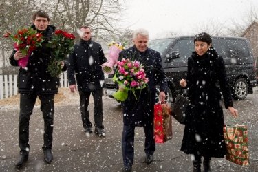 Фото 5 — Литвин съездил на родину поздравить маму с Днем рождения