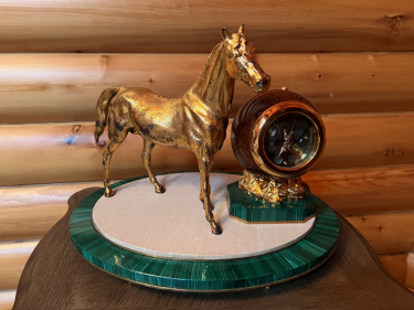 Фото 4 — АРМА готує до продажу ювелірні вироби та антикваріат, що належали Медведчуку