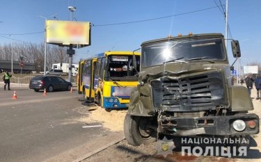 Фото 5 — В Луцке маршрутка врезалась в грузовик, пострадали пассажиры (ФОТО, ВИДЕО)