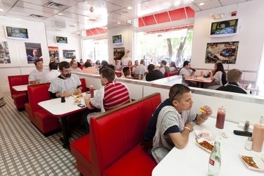 Фото 8 — Самый вредный в мире ресторан фаст-фуда продает гамбургеры по 1 кг