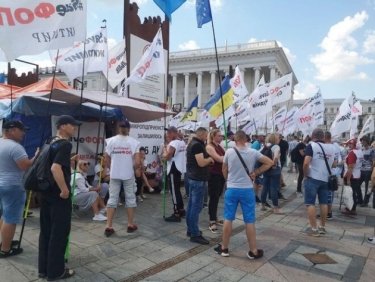Фото 7 — На Майдане произошли столкновения SaveФОП и силовиков: хотели пронести к ОП гроб с венками