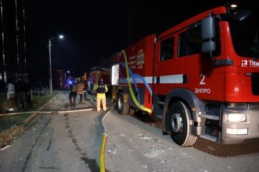 Фото 2 — Войска РФ нанесли удар по Днепру, попав во многоэтажку и здание СБУ: есть пострадавшие (ФОТО, ВИДЕО)