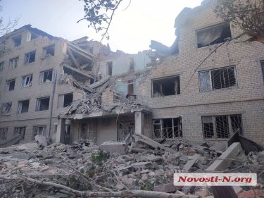 Фото 2 — В Николаеве российским обстрелом разрушено общежитие (ФОТО, ВИДЕО)