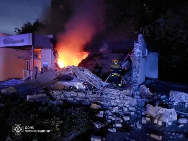 Фото 4 — У Чернігові через вибух обвалилося відділення банку "Південний" (ФОТО)