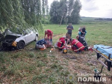 Фото 2 — ДТП на Волыни: легковушка врезалась в дерево, погибли три человека (ФОТО)