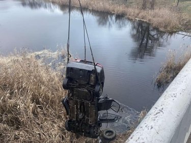 Фото 4 — В Николаевской области автомобиль вылетел с моста в реку: погибли пять человек (ФОТО)
