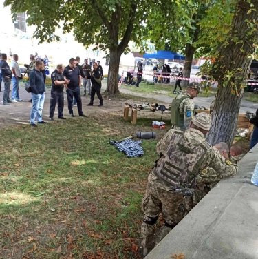 Фото 8 — В Чернигове на уличной выставке боеприпасов сработал гранатомет: ранены четверо детей и четверо взрослых