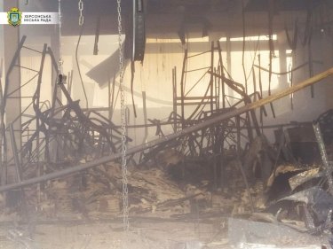 Фото 7 — В Херсоне из-за обстрелов погиб еще один человек, сгорел ТЦ со стройматериалами (ФОТО)