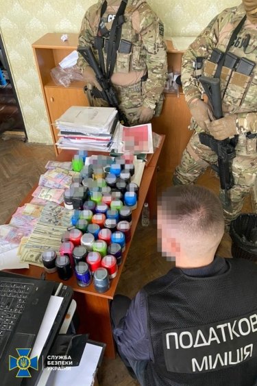 Фото 13 — Обыски в доме Кличко: СБУ раскрыла схему контрабанды нефтепродуктов на 100 млн грн (ФОТО)