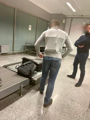 Фото 4 — В "Борисполе" пассажир-"черепаха" пытался ввезти партию iPhone на своем теле (ФОТО, ВИДЕО)