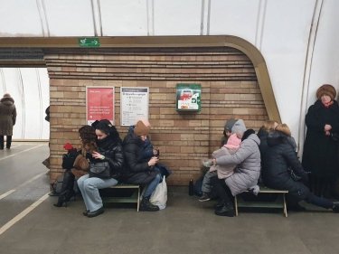 Фото 5 — В Киеве на 19 станциях метро во время тревог будут выставлять модульные лавки-топчаны (ФОТО)